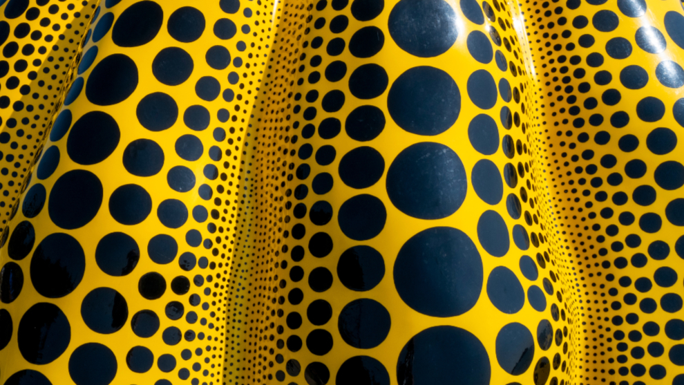 Nahaufnahme von einer gelben Kürbisskulptur mit schwarzen Punkten