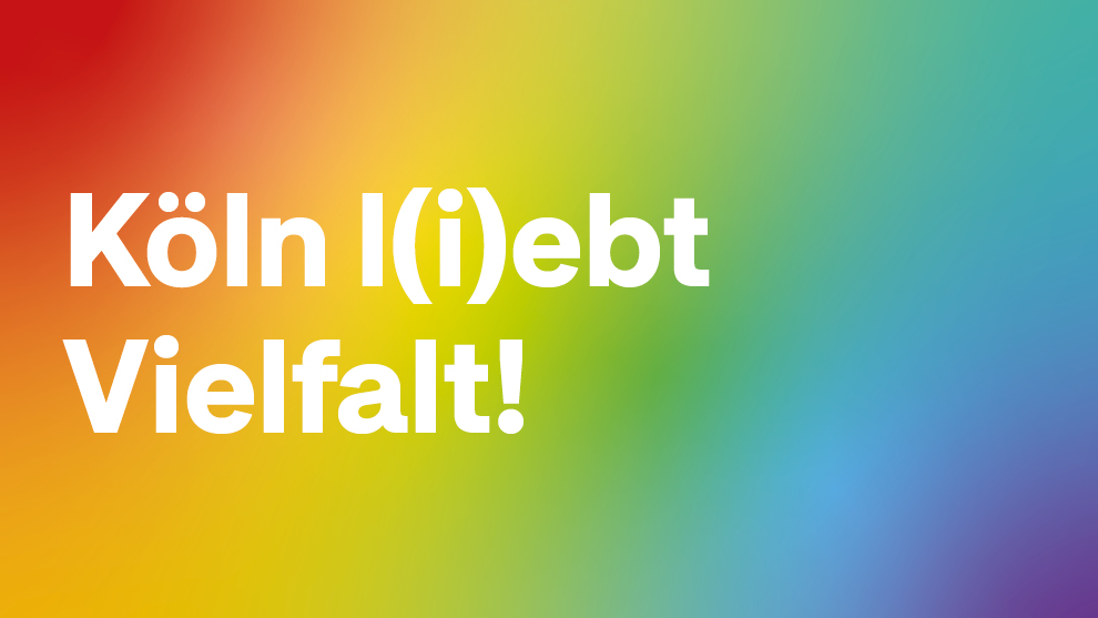 mehrfarbiger Hintergrund mit weißem Schriftzug Köln l(i)ebt Vielfalt!