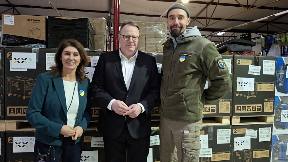 Oberbürgermeister Torsten Burmester (Mitte) mit Spendengütern und zwei Mitgleidern des Blau Gelben Kreuzes