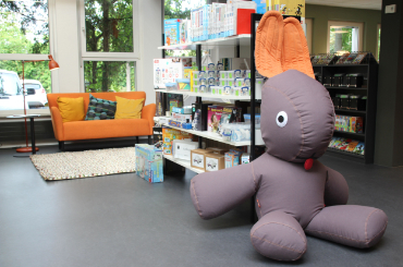 Foto aus der Bibliothek mit übergroßem Stofftierhasen, Bücherregalen und Sitzgelegenheiten, © Stadtbibliothek Köln