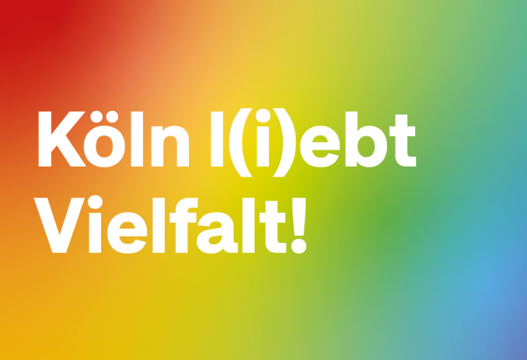 mehrfarbiger Hintergrund mit weißem Schriftzug Köln l(i)ebt Vielfalt!, © Stadt Köln