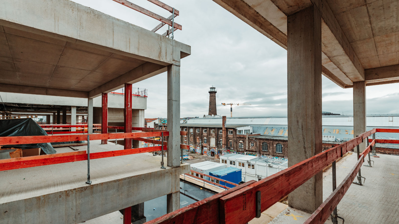 Blick aus dem Rohbau der Heliosschule auf den Heliosturm in Ehrenfeld