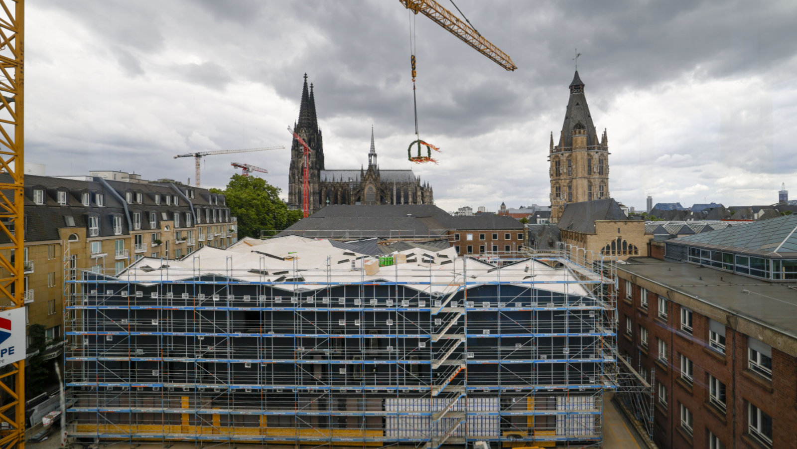 MiQua im Rohbau, der Richtkranz wird hochgezogen