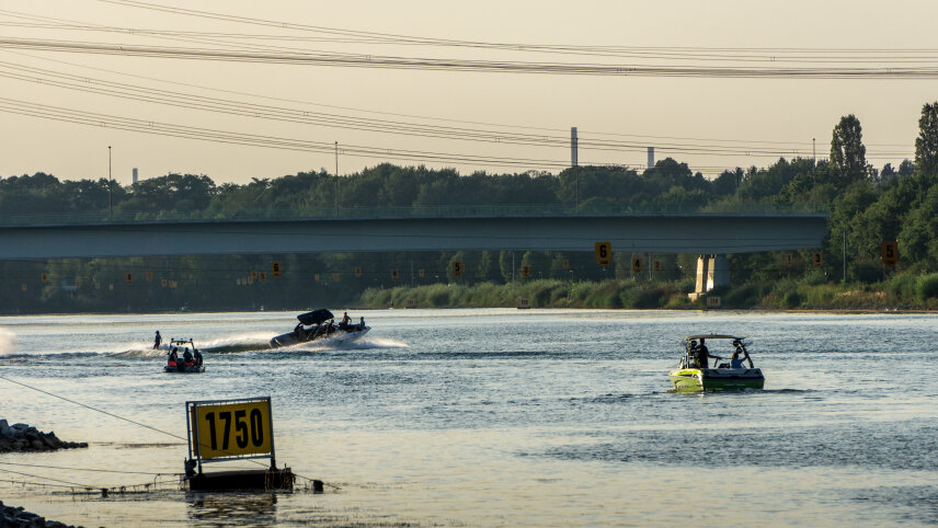 Zwei Boote und ein Wakeboard auf dem Fühlinger See