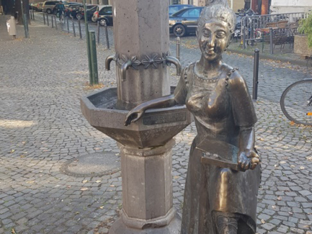 Brunnen Stollwerck Mädchen
