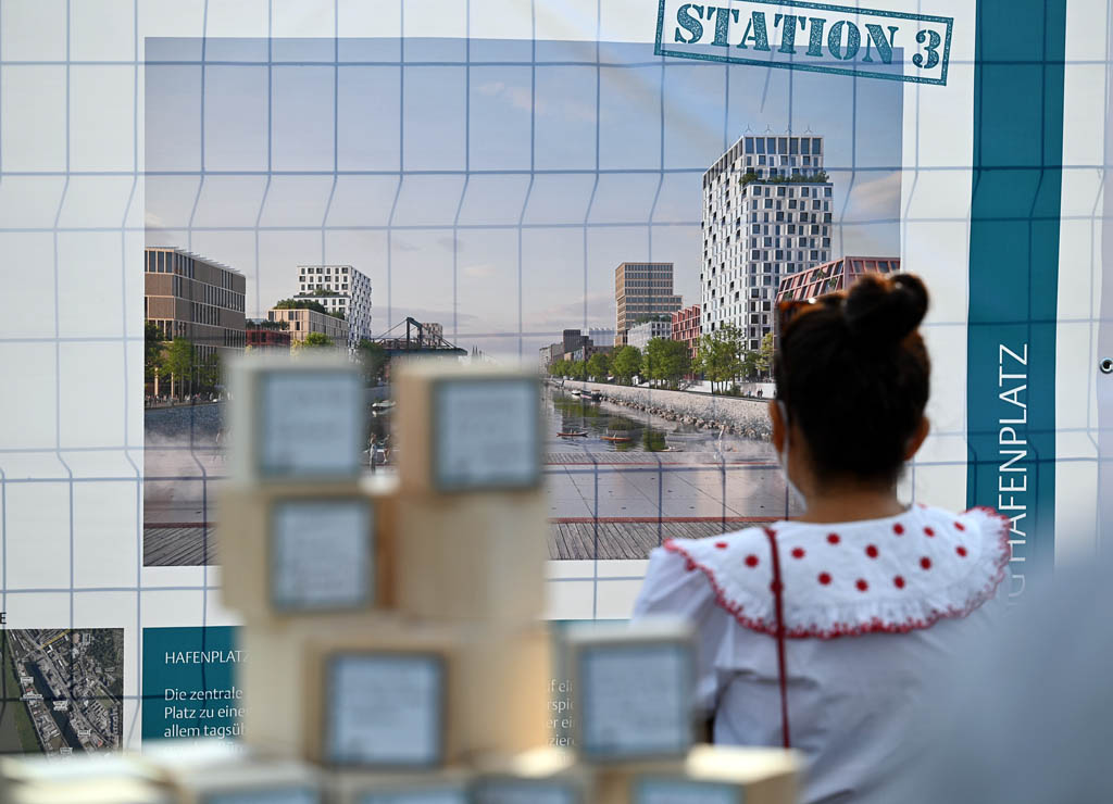 Bürgerin schaut sich den Planungsentwurf zum Deutzer Hafen an