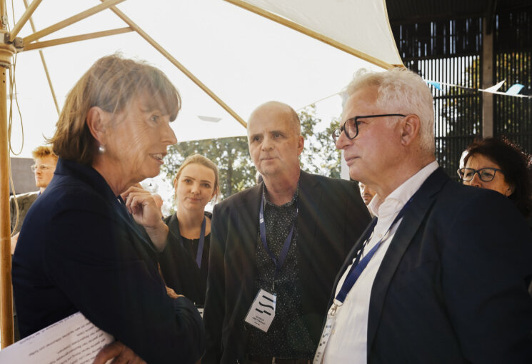 Oberbürgermeisterin Henriette Reker, ein Vertreter der SWK und Beigeordneter Markus Greitemann im Gespräch, © Urban Media Project