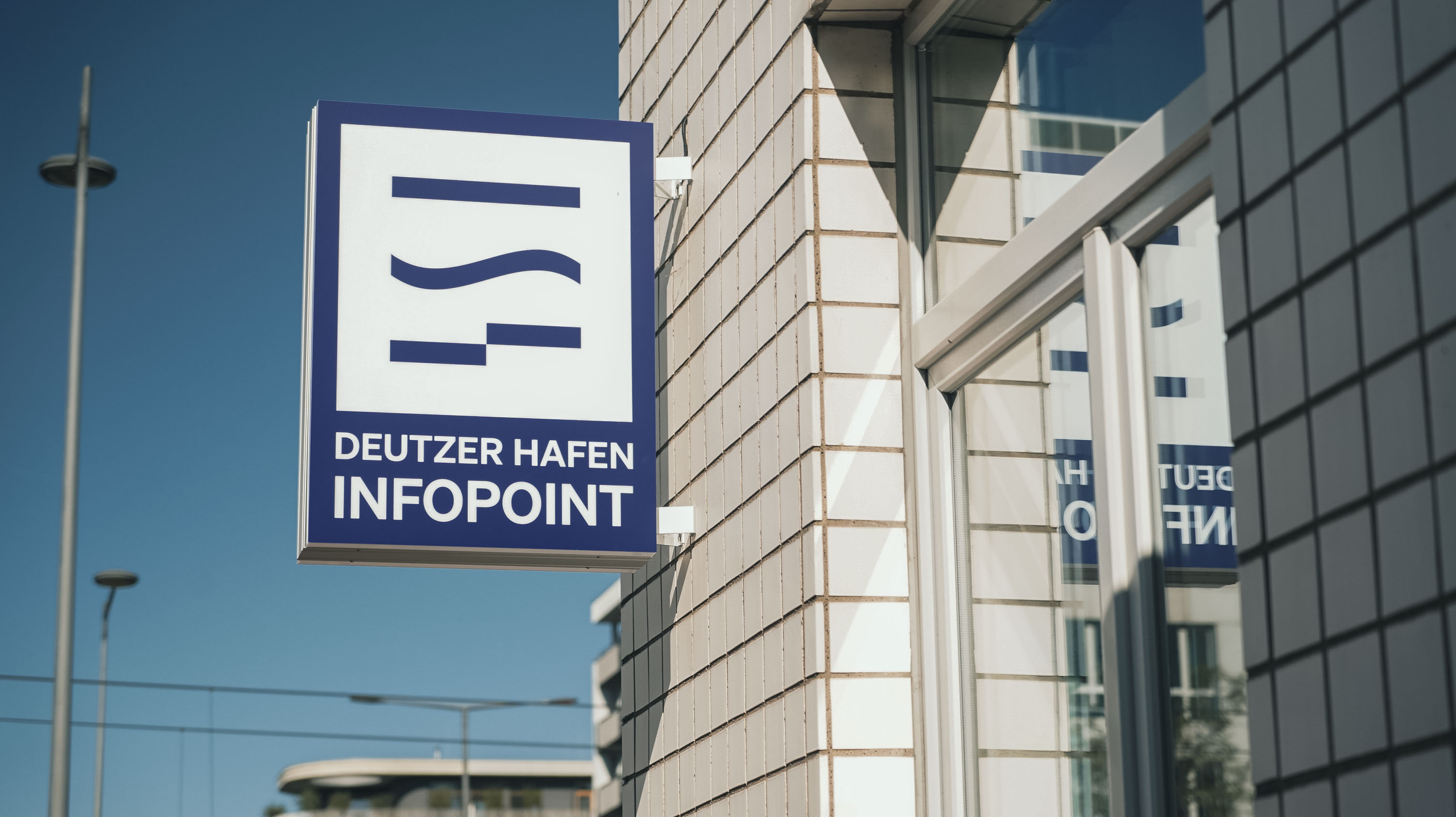 Hinweisschild für den Infopoint zum Deutzer Hafen