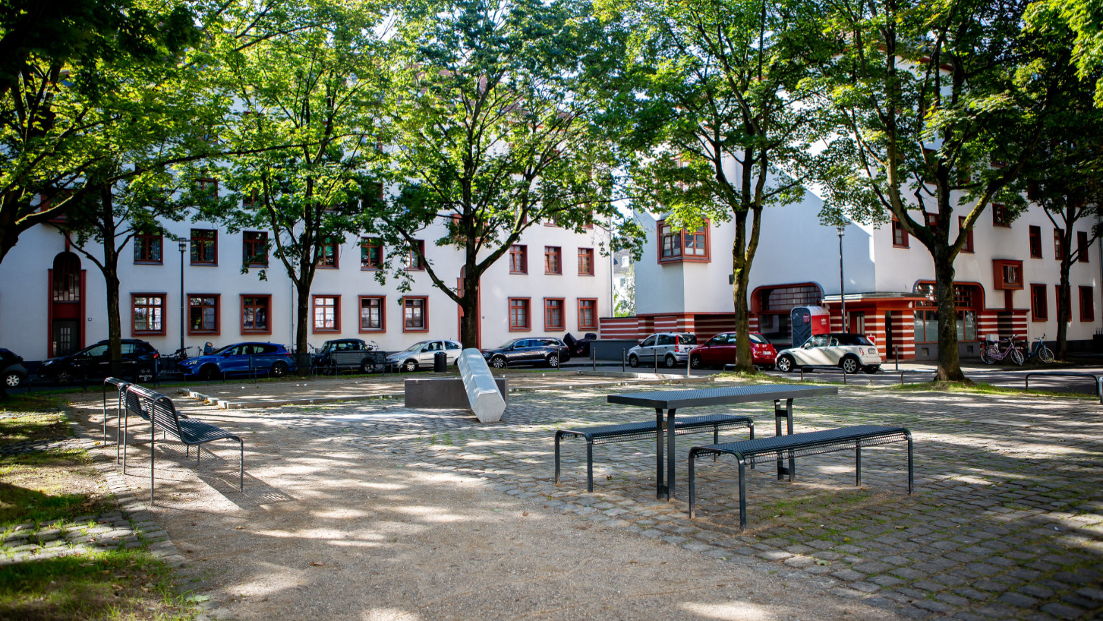 Ansicht des Naumannplatzes mit den neuen Sitzelement nach Fertigstellung der Umgestaltung