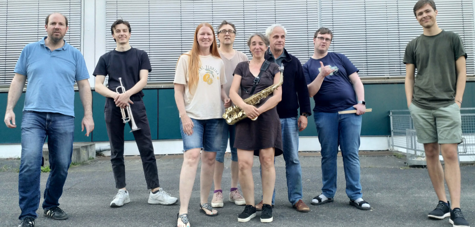 Die Mitglieder des Ensembles MontagsJazz Combo auf dem Schulhof des Hildegard-von-Bingen Gymnasiums in Köln-Sülz