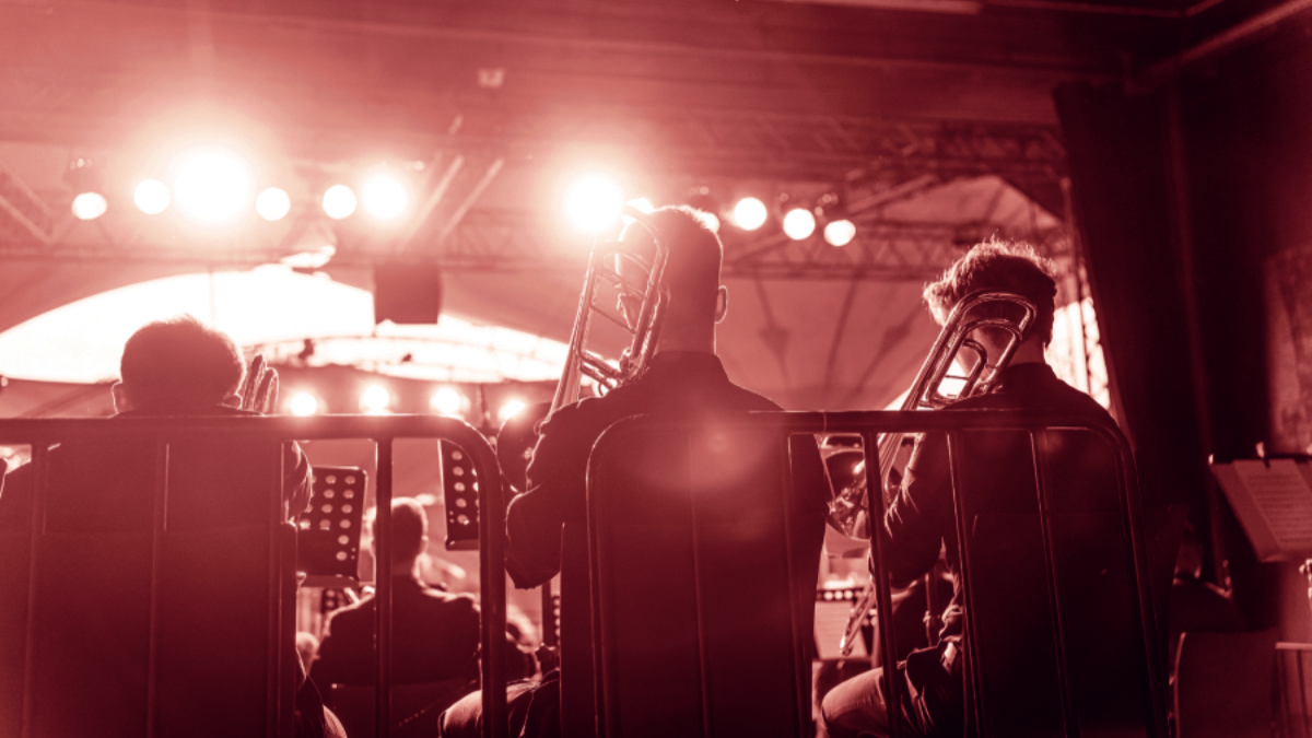 Jazz Orchester bei einem Auftritt von hinten fotografiert