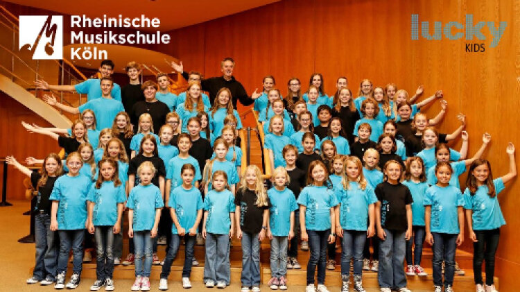Lucky Kids mit ihrem Chorleiter