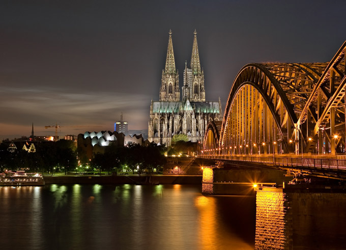 Dom bei Nacht mit der Hohenzollernbrücke im Vordergrund