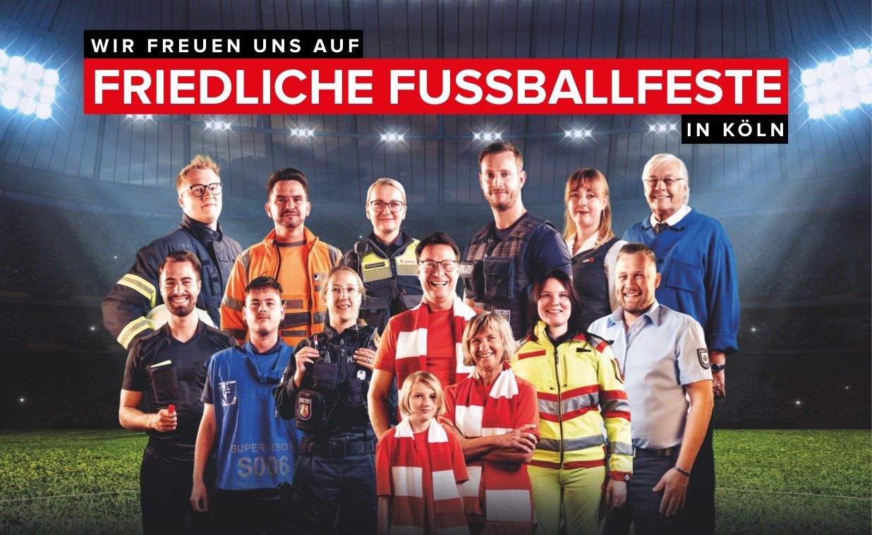 Personen aus verschiedenen Berufsgruppen rund um den Bereich Fußball vor einer Stadionkulisse
