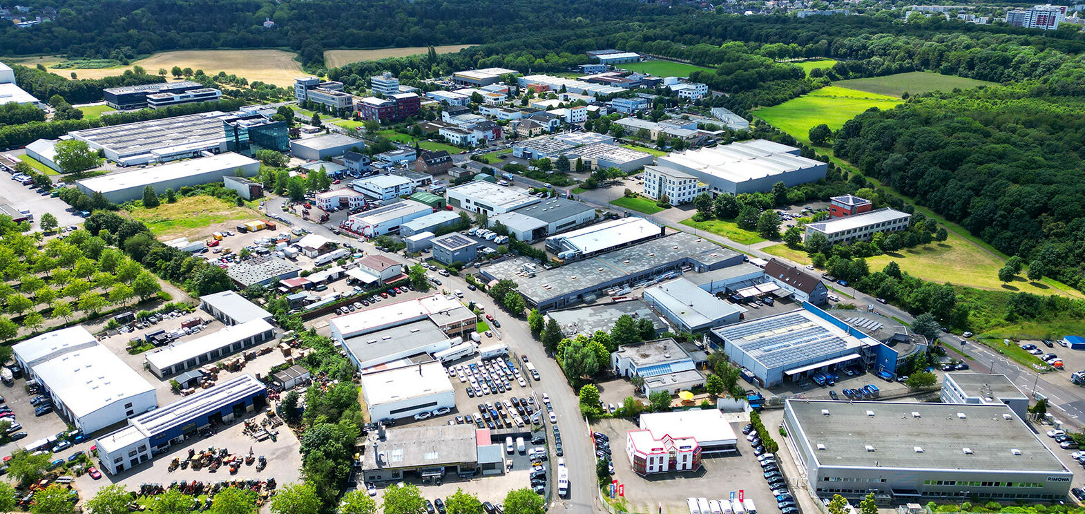 Das Foto zeigt eine Luftaufnahme eines Kölner Gewerbegebietes