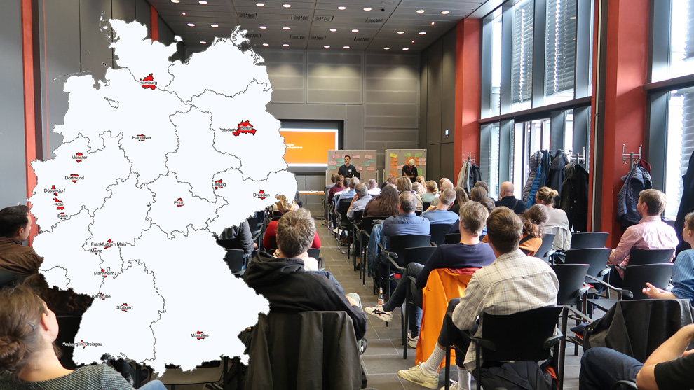 Teilnehmende während der Präsentation von Workshop-Ergebnissen im Rahmen des Städteaustauschs Soziale Erhaltungssatzung sowie eine Übersichtskarte von Deutschland, auf der alle teilnehmenden Kommunen abgebildet sind
