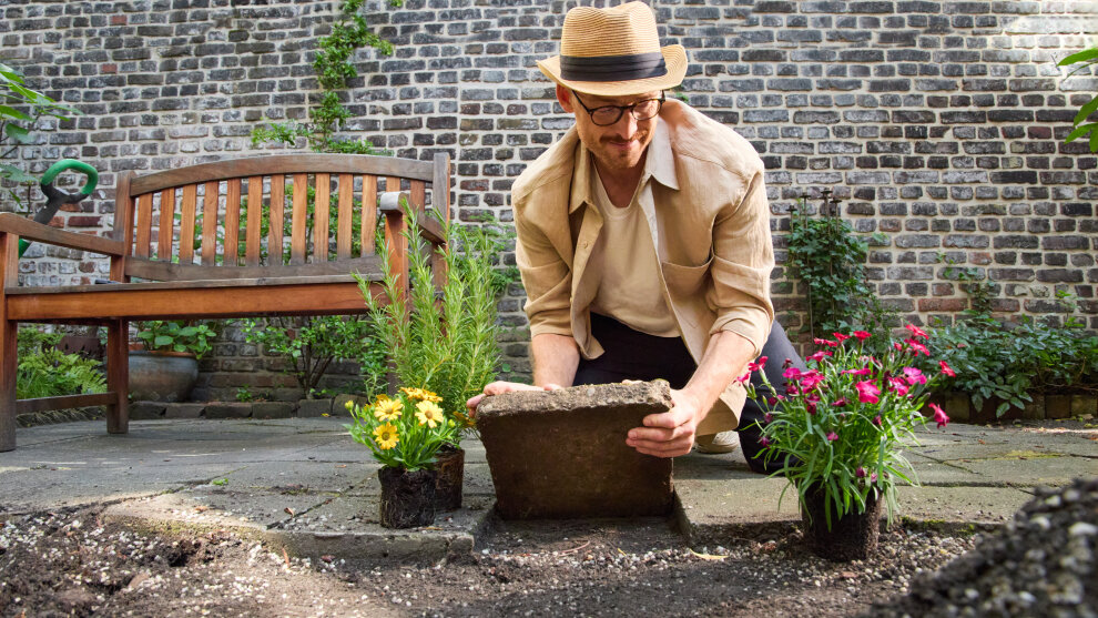 Mann entfernt Pflastersteine