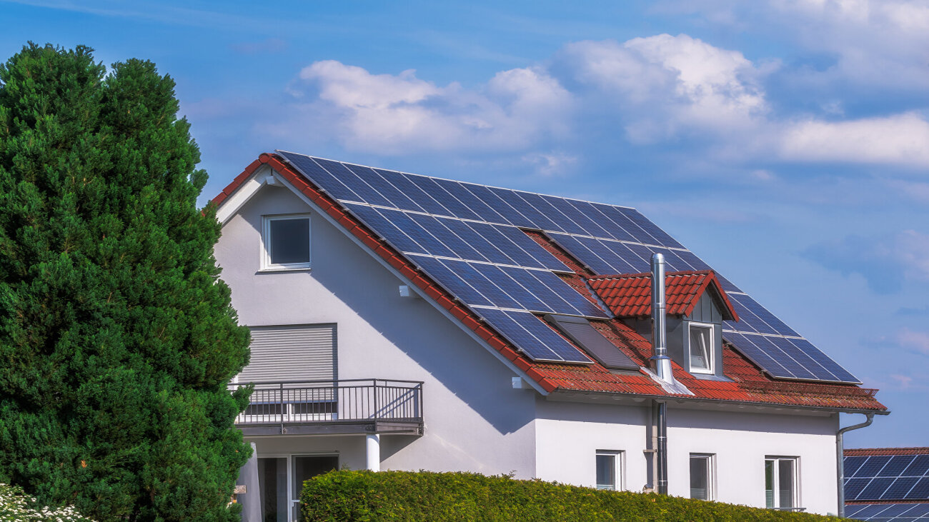 Wohngebäude mit Photovoltaik-Modulen auf dem Dach