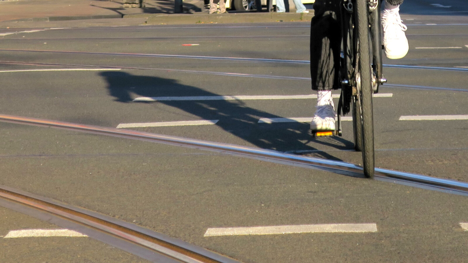 Ein Fahrrad kreuzt die Schienen, &copy Stadt Köln
