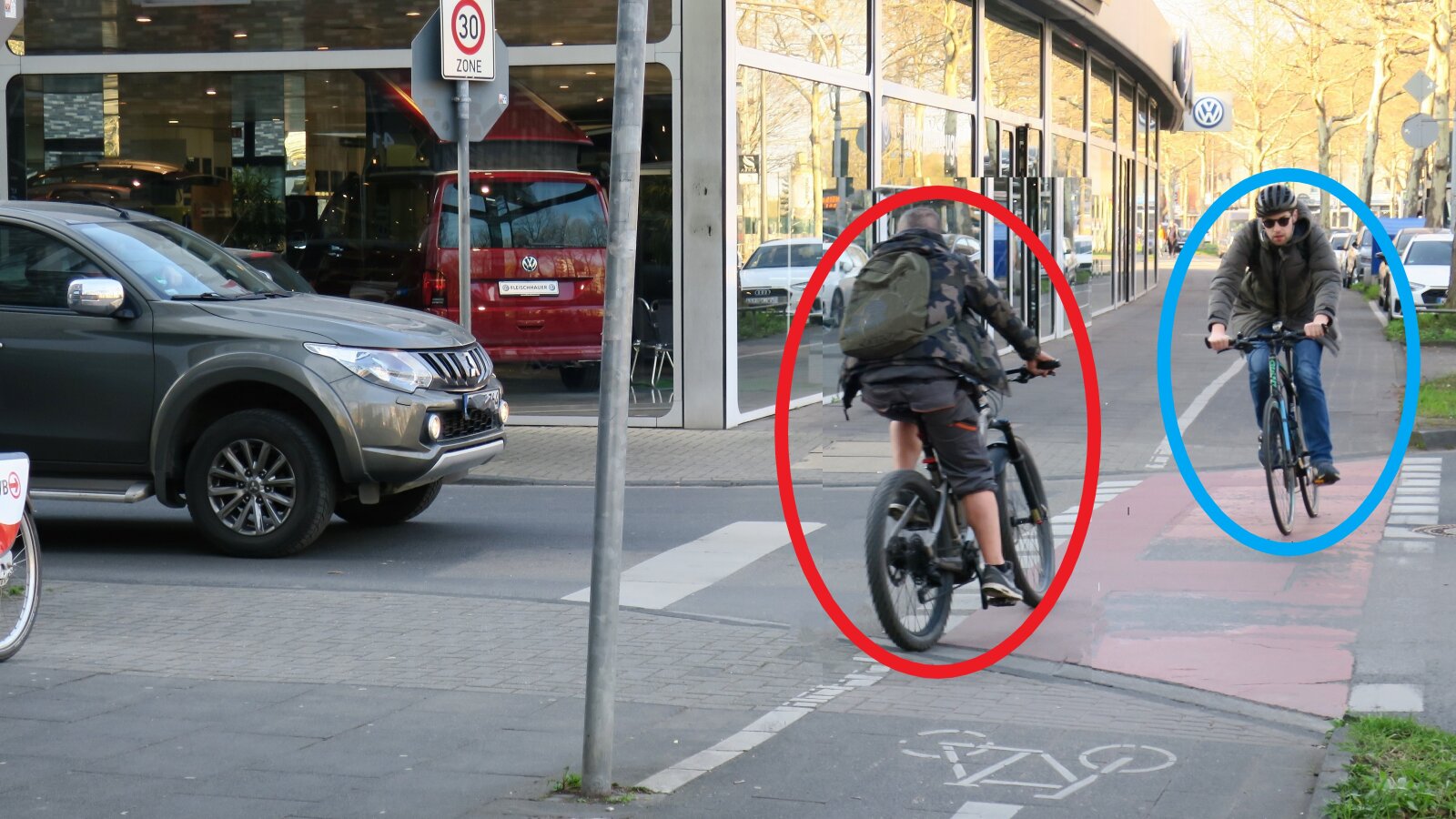 Ein Autofahrender bremst vor einem Radweg, auf dem sich zwei Radfahrende begegnen, &copy Stadt Köln