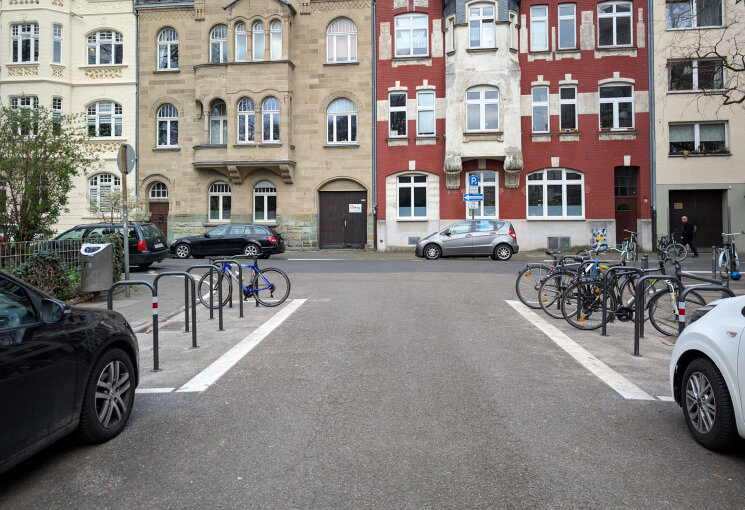 Leipziger Platz/Bülowstraße nach Einrichtung der "Freien Ecke". Durch Markierungen und Fahrradbügel wird die Ecke von parkenden Autos freigehalten. Das Überqueren der Fahrbahn ist gut möglich. Die Sicht ist frei., © Stadt Köln