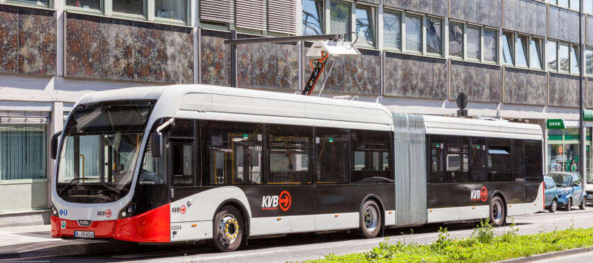 Ladevorgang eines E-Busses an der Goldgasse/Breslauer Platz