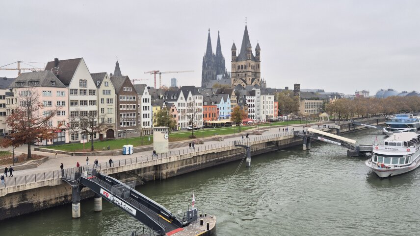 Blick von der Deutzer Brücke auf die linksrheinische Uferpromenade mit neuer Kragplatte