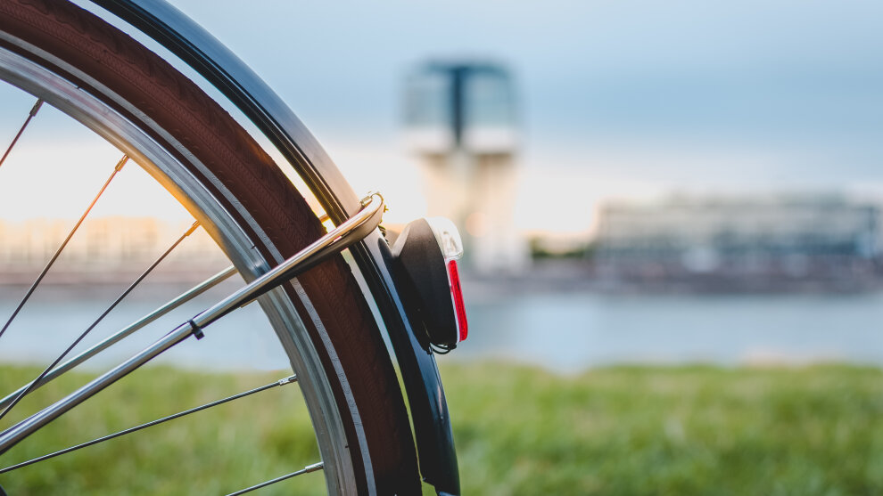 Fahrradrücklicht zum Sonnenuntergang in Köln