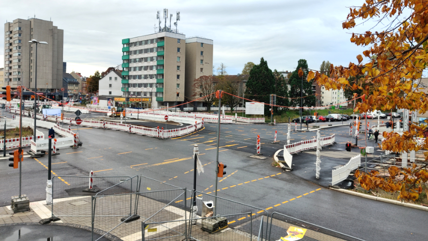 Zu sehen ist die Verkehrseinrichtung mit Absperrbaken auf der Kreuzung Bonner Straße, Schönhauser Straße und Marktstraße