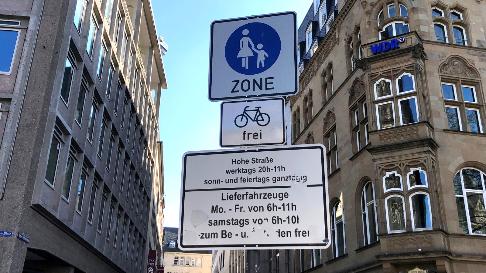 Verkehrsschild Fußgängerzone mit dem Zusatz Radfahrer frei an der Hohe Straße in Köln, &copy Stadt Köln